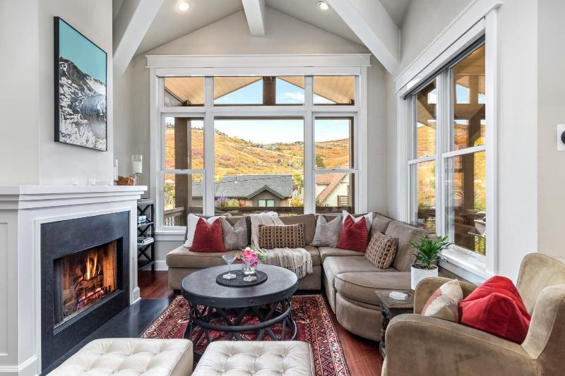 KBM Resorts Luxurious Private Home Easy Walk to Old Town with 2 Family Rooms and BBQ PWS 957 — 4-Star Luxury Hotel in Bridgeport, United States