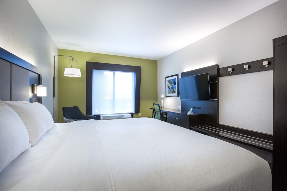 Holiday Inn Express Hotel & Suites Tupelo by IHG - photo 21