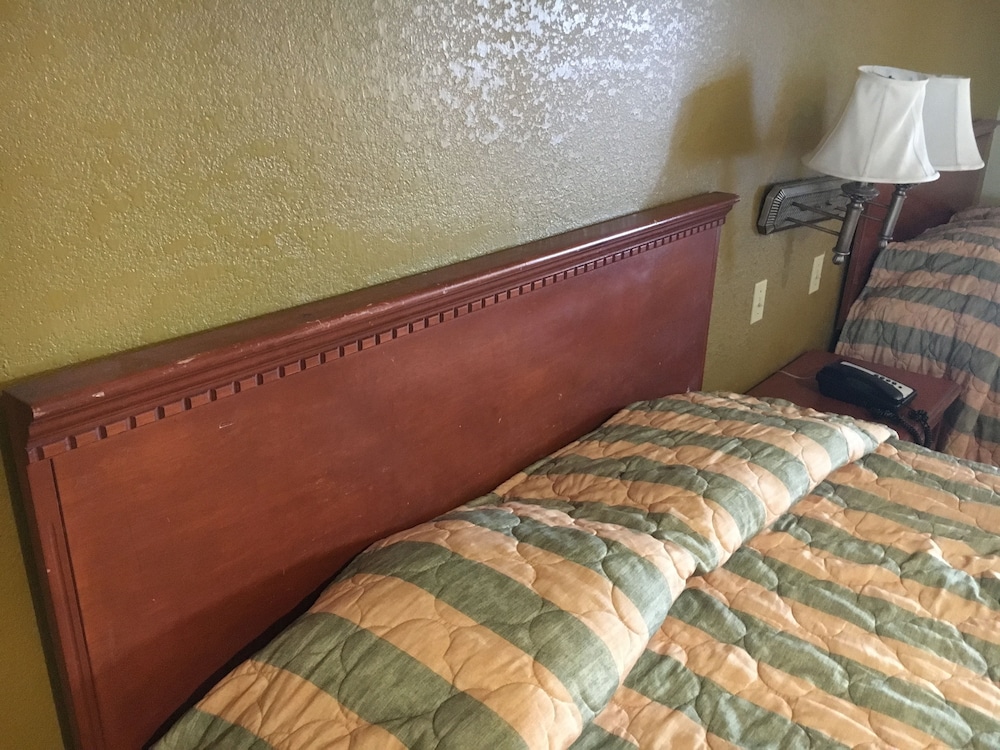 Bellflower Travel Inn - photo 9