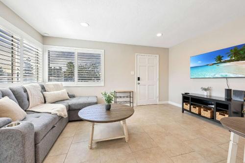 2 Homes in 1 Sleeps 18 10 Min to Zoo and Beach — 4-Star Luxury Hotel in San Diego, United States