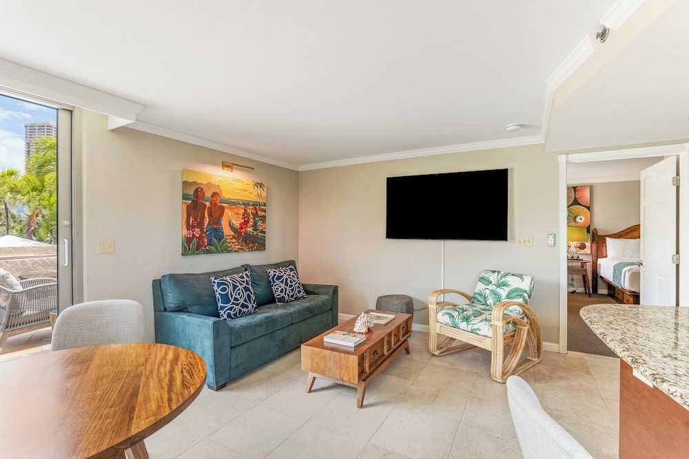 Luana Waikiki Hotel & Suites - photo 32