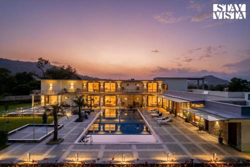 Middle Earth by Vieda Part of StayVista with Pool in Karjat, India