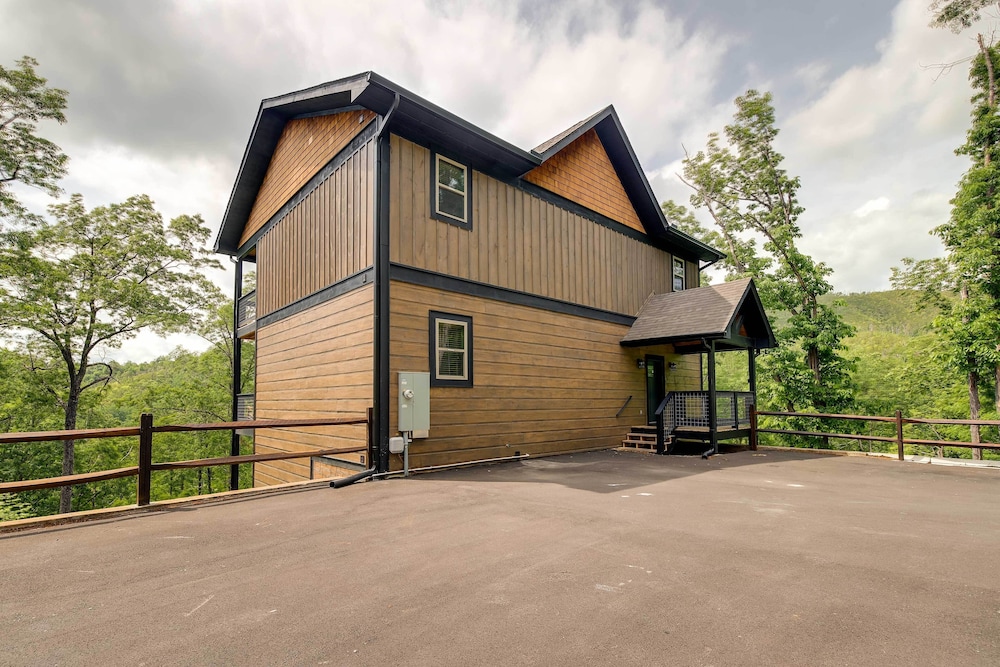 Cobbly Nob Resort Cabin: Hot Tub Pool & Views - photo 40