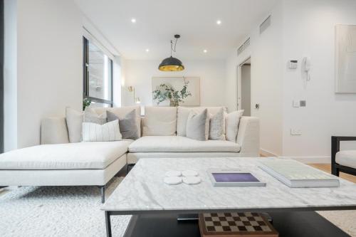 Luxury Central Mayfair Townhouse with A C 3BR 3BA — 4-Star Luxury Hotel in London, United Kingdom