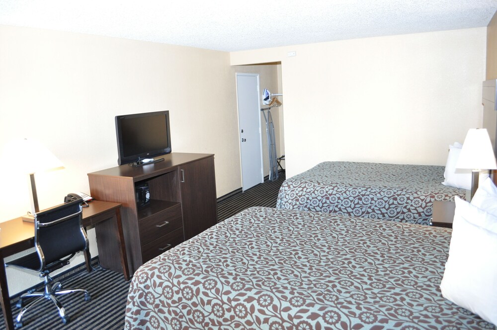Evergreen Hotel & Suites - photo 16