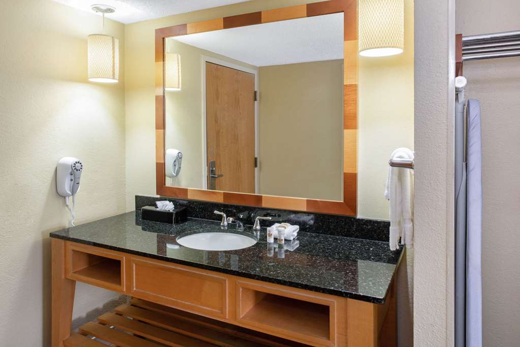 La Quinta Inn & Suites by Wyndham Sarasota Downtown - photo 16