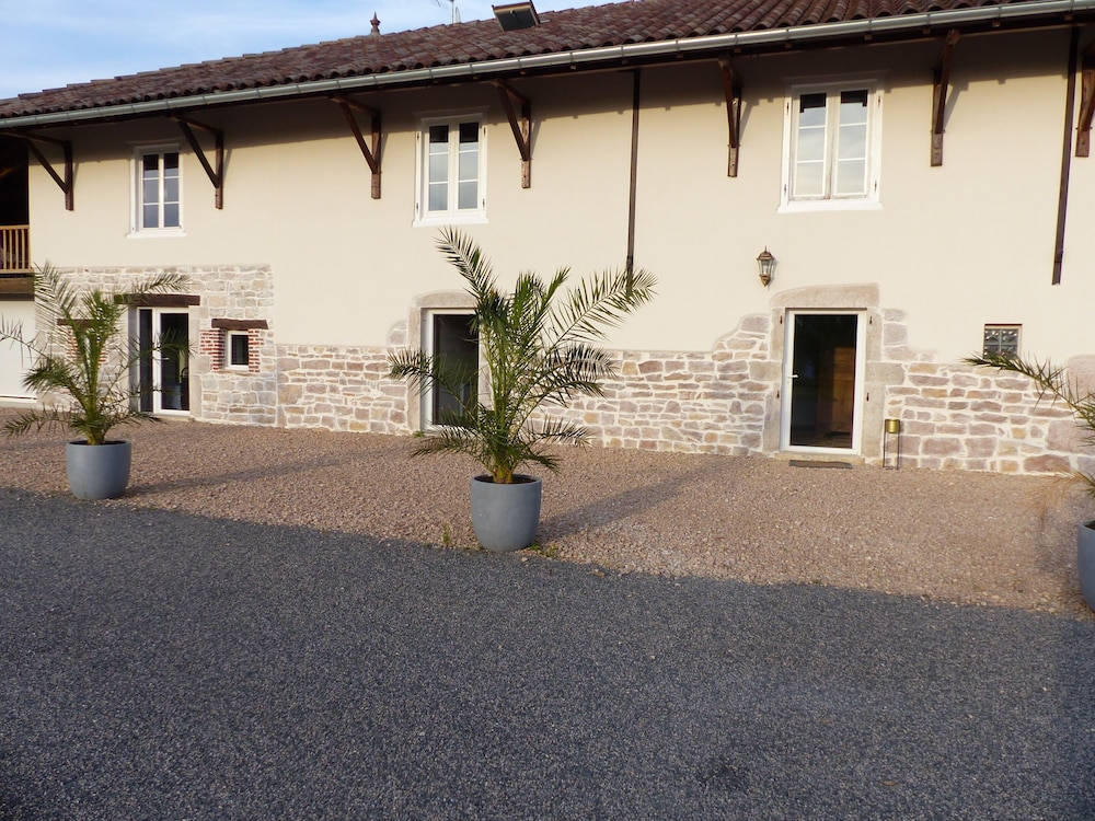 Gîtes Domaine de la Rochère — hotel in Saint-Amour