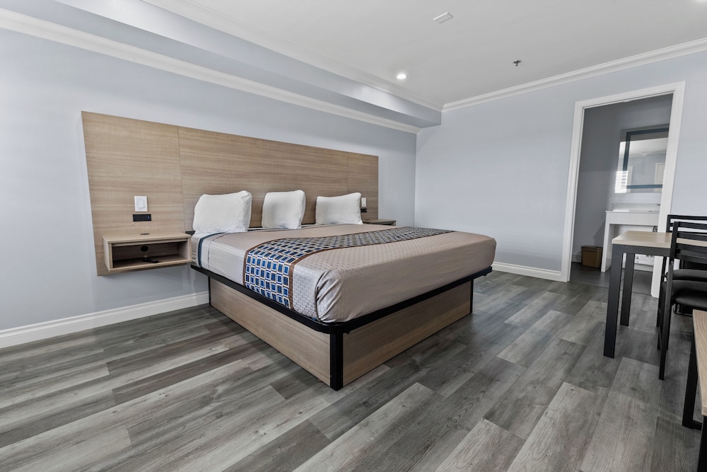 Downey Inn Luxury Suites - photo 11