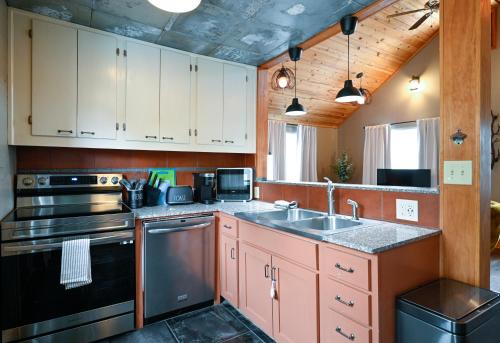Charming Benson Home Sleeps 5 Hot Tub — Omaha — photo 5