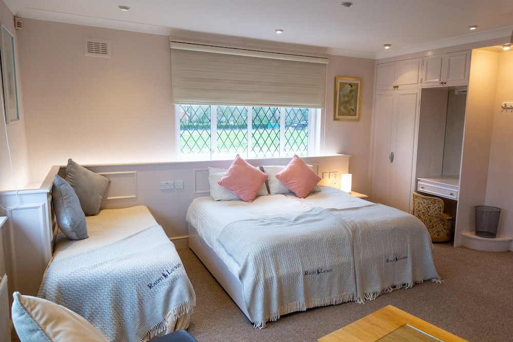 Elmcroft Guest House — 4-Star Luxury Hotel in Epping, United Kingdom