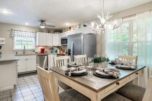 Farmers Daughter Located near Gatlinburg — 4-Star Luxury Hotel in Sevierville, United States