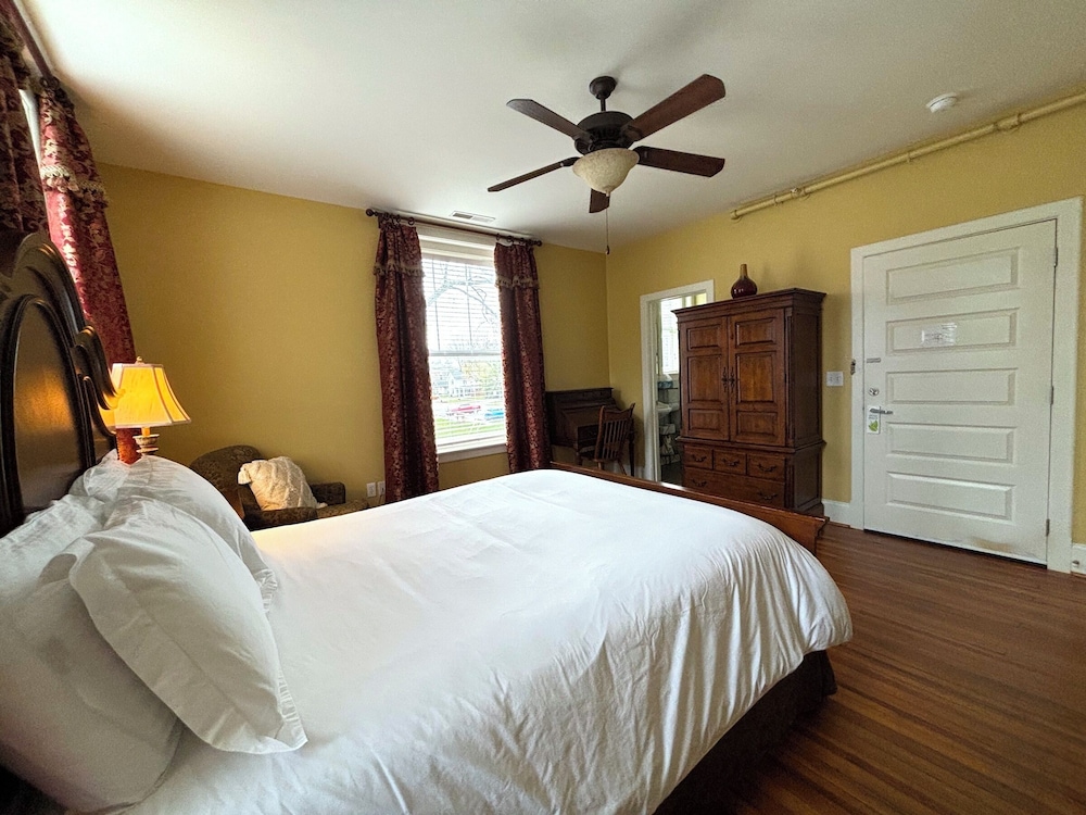 Grand Lux Inn - photo 21