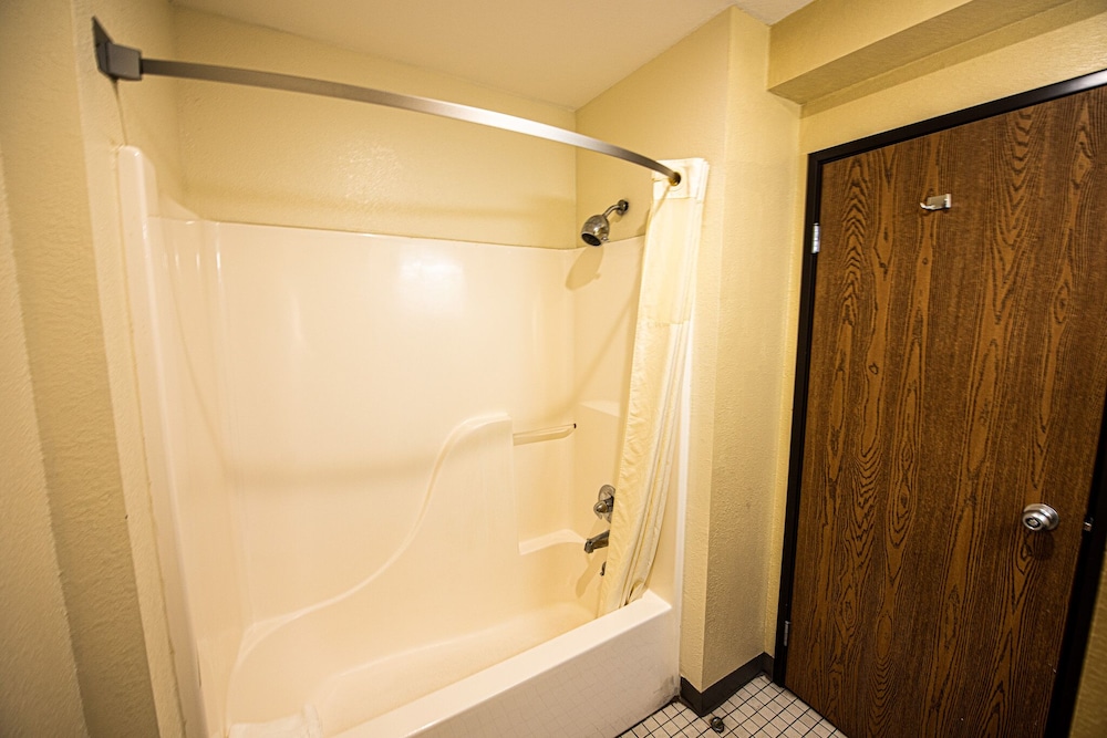 Super 8 by Wyndham Bridgeview of Mackinaw City - photo 39