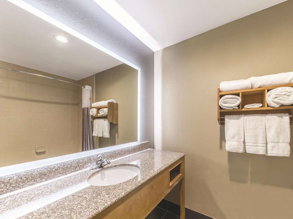 La Quinta Inn & Suites by Wyndham Tulsa Catoosa Route 66 - photo 30