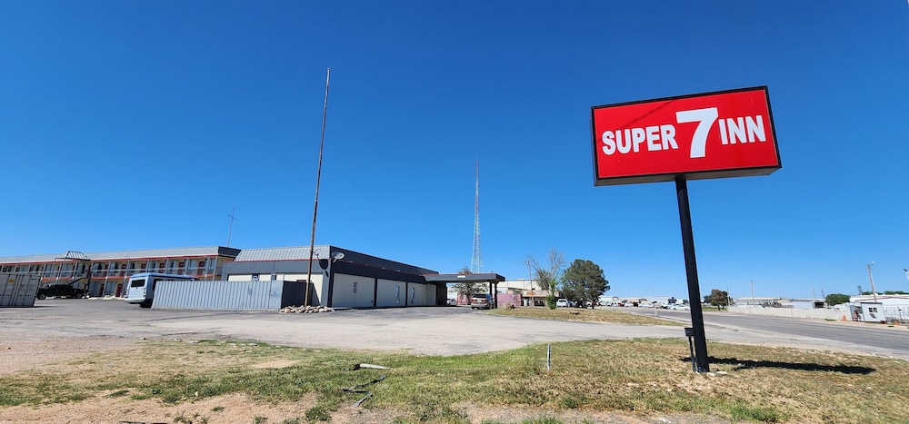 Super 7 Inn - carbon neutral hotel in Midland