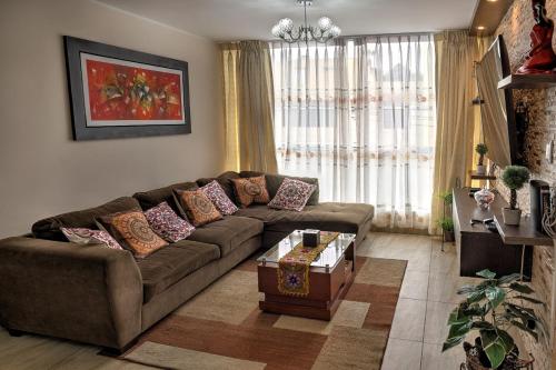 Dpto entero 2do piso ascensor y cochera — 4-Star Luxury Hotel in Lima, Peru
