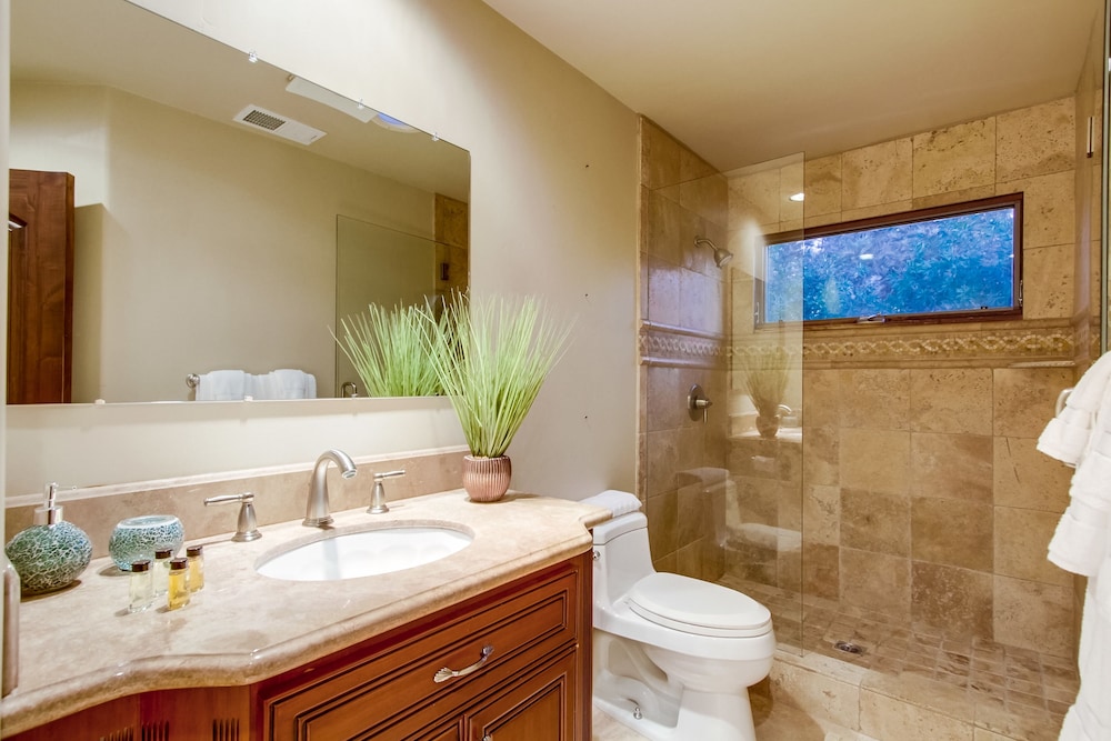 Tropical 5BR La Jolla Retreat by NamaStay - photo 14
