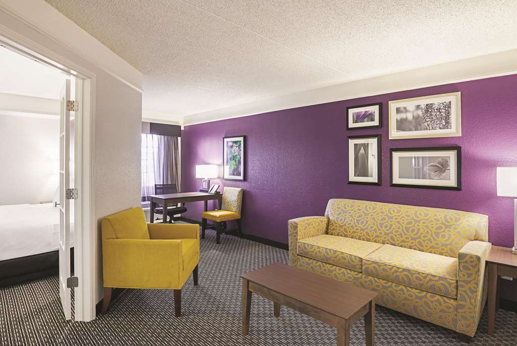 La Quinta Inn & Suites by Wyndham Fort Worth North - photo 35
