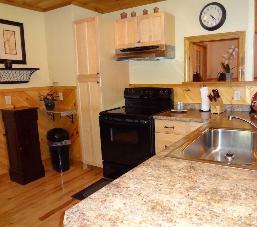 Hinckley's Dreamwood Cottages - photo 13