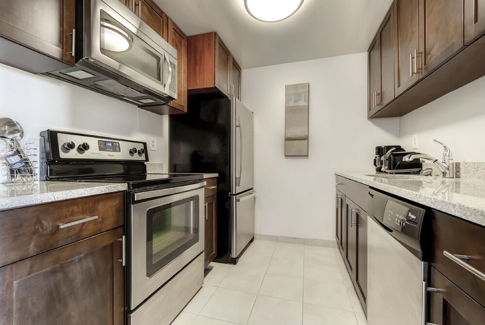 Global Luxury Suites at Tiverton Ave - photo 12