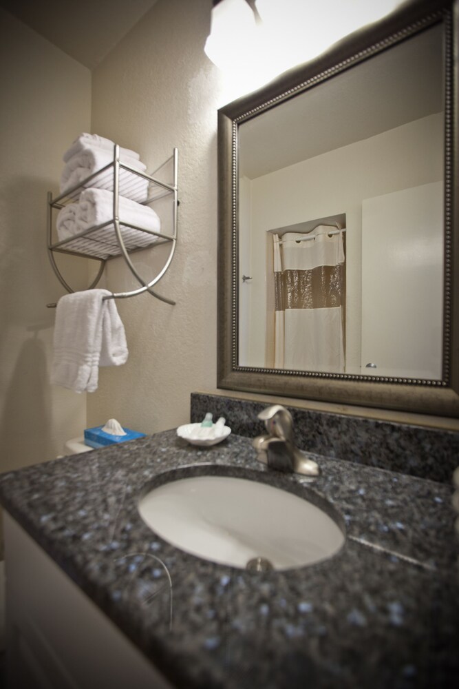 Legacy Harbour Hotel & Suites - photo 15