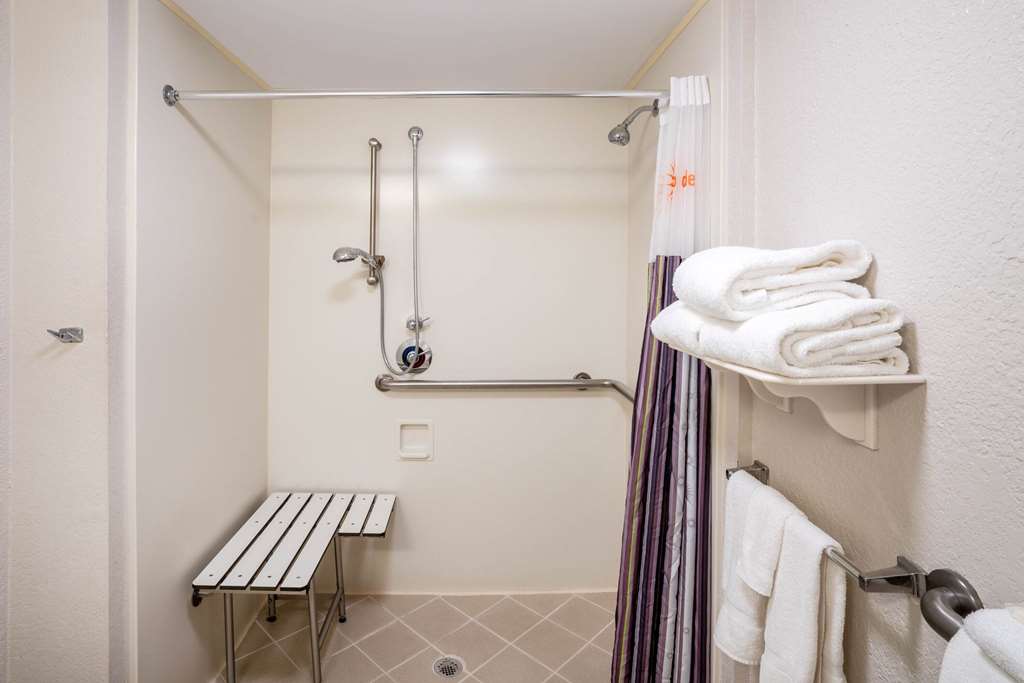 La Quinta Inn & Suites by Wyndham Nashville Airport Opryland - photo 20