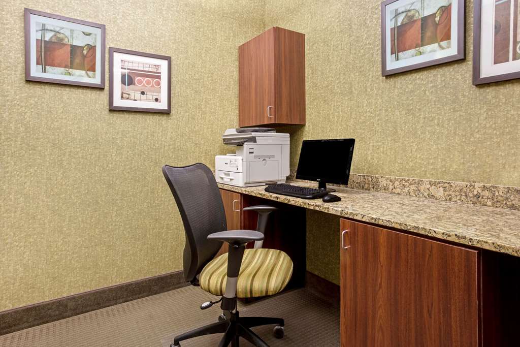 La Quinta Inn & Suites by Wyndham Dickinson - photo 38