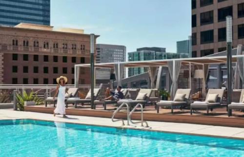 Beautiful 3 Bedroom High Rise with Pool Hot Tub and Rooftop Views — 4-Star Luxury Hotel in Los Angeles, United States