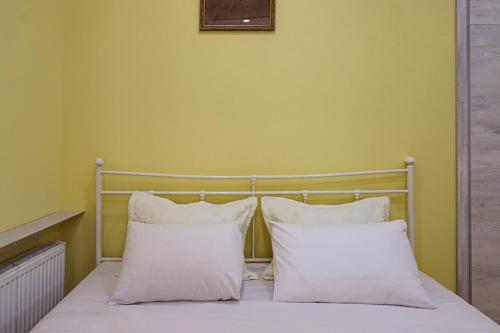 Unique 3 Apt Combo for 6 Guests by Wehost