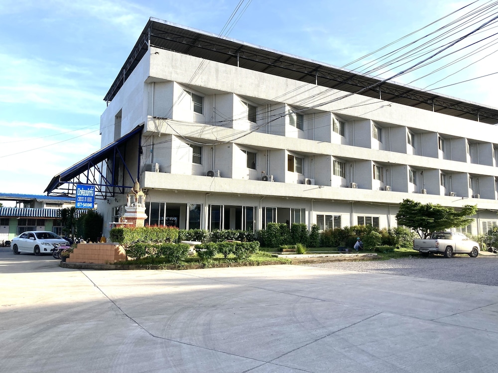 Thawat Hotel — hotel in Lang Suan