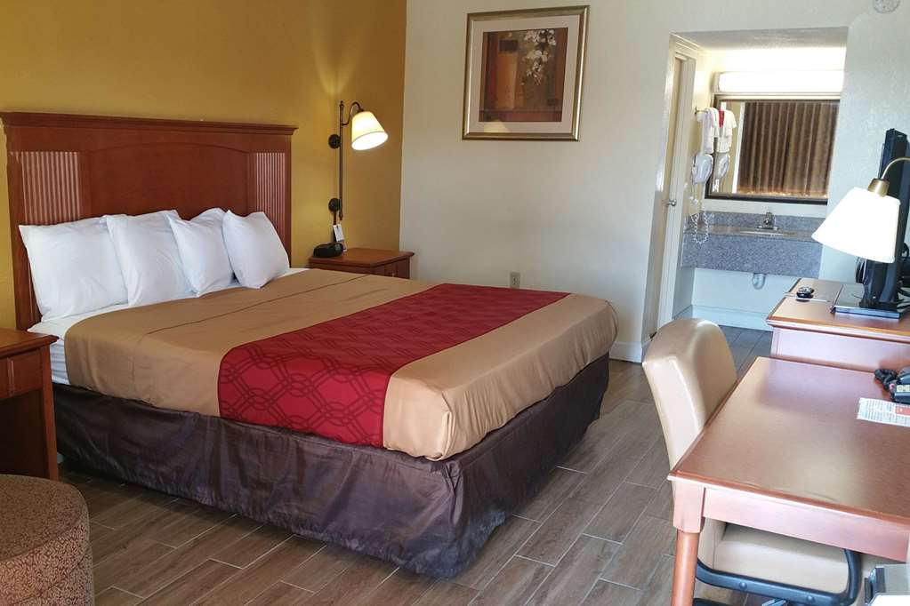 Econo Lodge Byron - photo 11