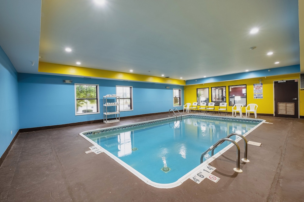 Econo Lodge Inn & Suites - photo 29