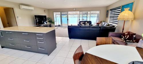 Waterfront Location holiday accommodation — Raglan — photo 4