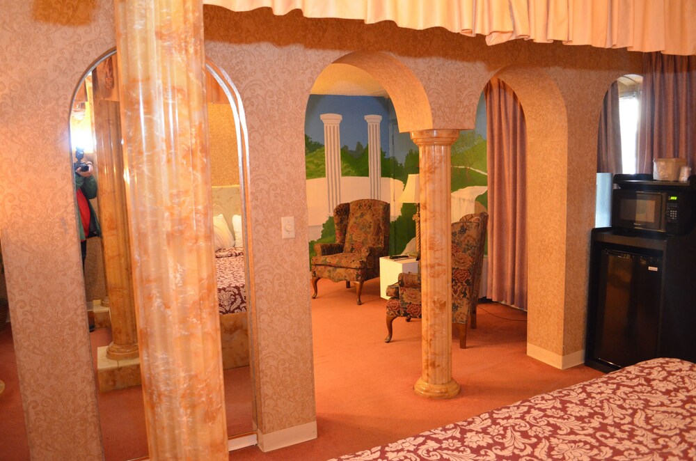 Red Carpet Inn And Fantasuite Hotel - photo 4