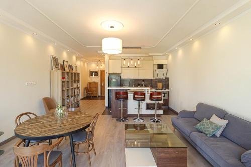 Central and Comfy Tbilisi 1BR Apartment by Wehost
