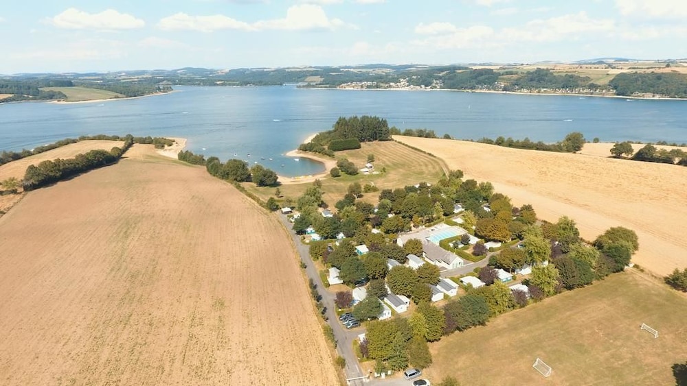 Camping Parc du Charouzech — 4-Star Luxury Hotel in Salles-Curan, France