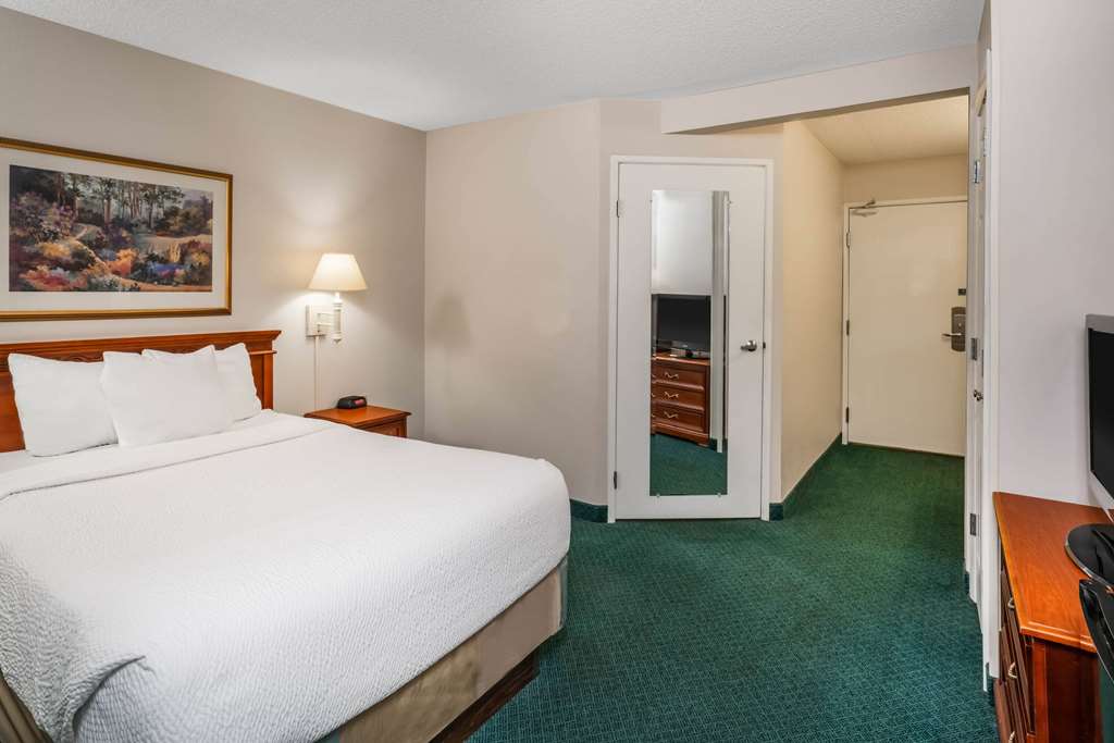 La Quinta Inn & Suites by Wyndham Nashville Franklin - photo 19