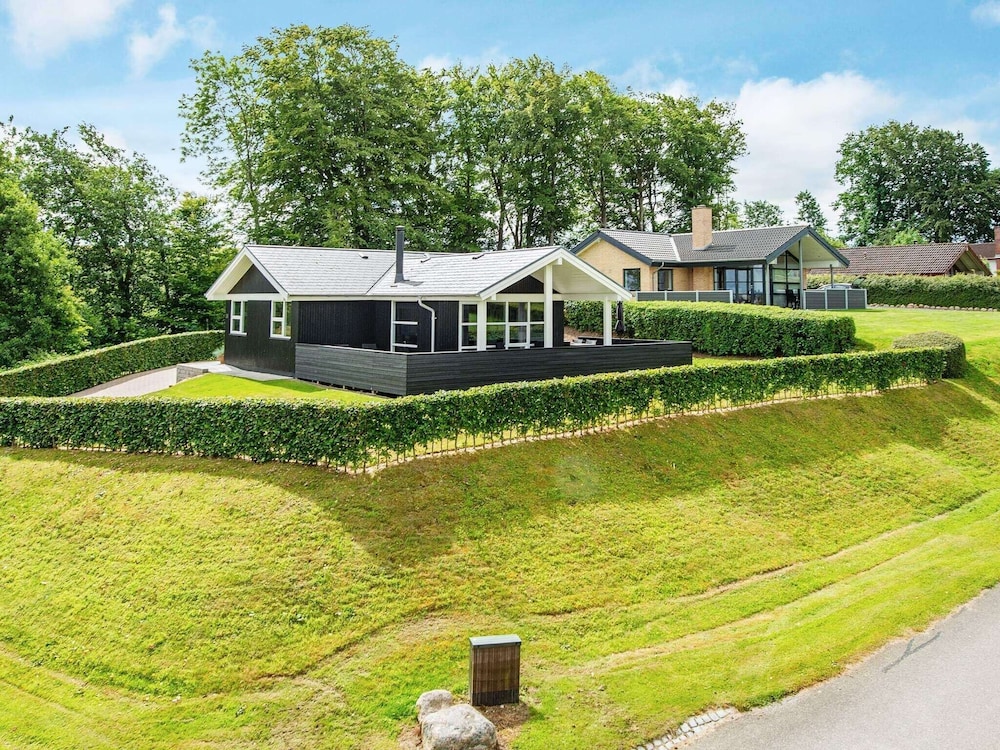 Beautiful Home In Hejls With Wifi — 4-Star Luxury Hotel in Christiansfeld, Denmark
