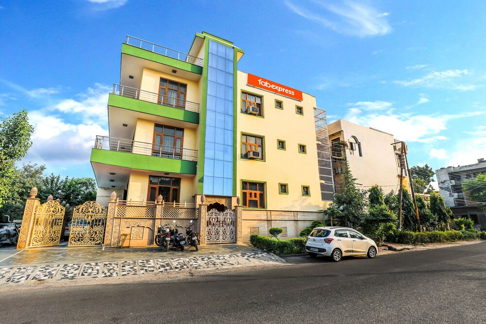 Oyo 10128 Silver Inn - last minute hotel in Noida