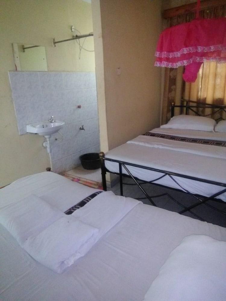 Green Court Hotel — Bondo — photo 3
