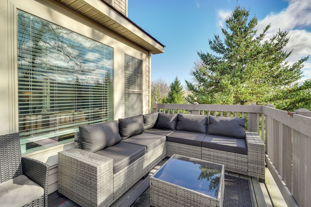 1 Mi to Waterpark: Mtn view Poconos Hideaway in Tannersville, United States