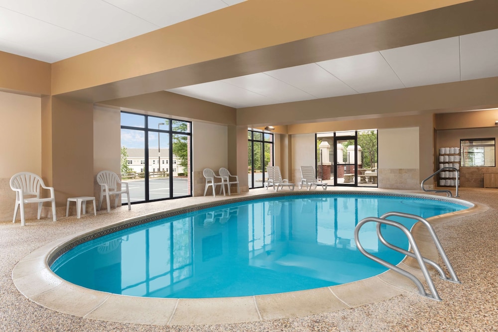 Hampton Inn & Suites Manchester Bedford - photo 20