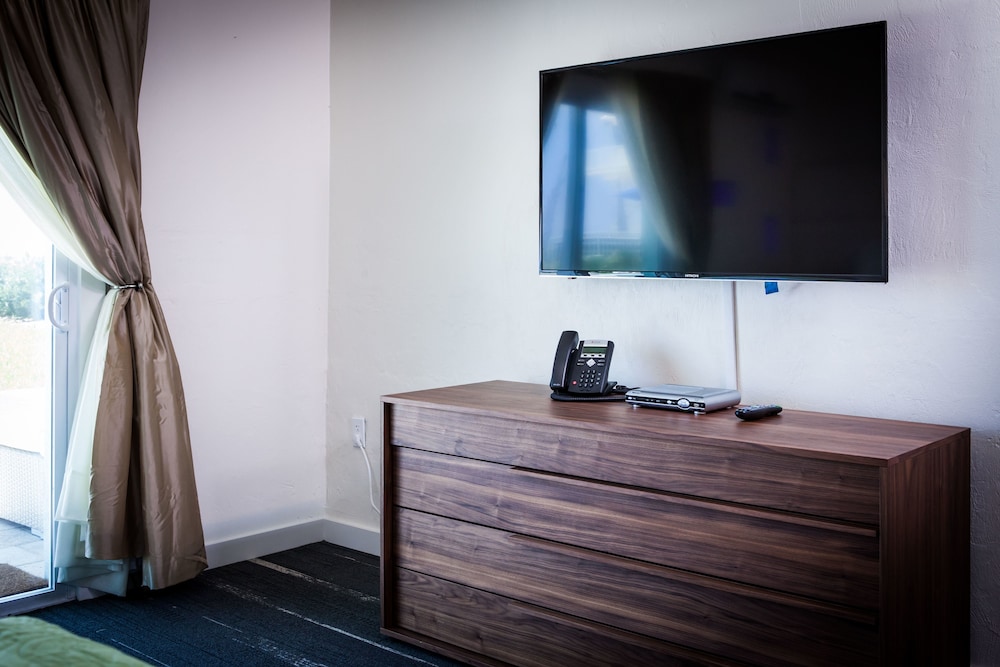 The Salty Mermaid Oceanfront Hotel - photo 8
