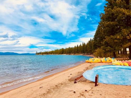 Peak Summer Relax & Refresh Charming Kings Beach in Tahoe Vista, United States