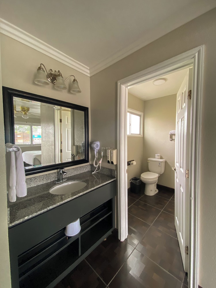 Rockview Inn and Suites - photo 22