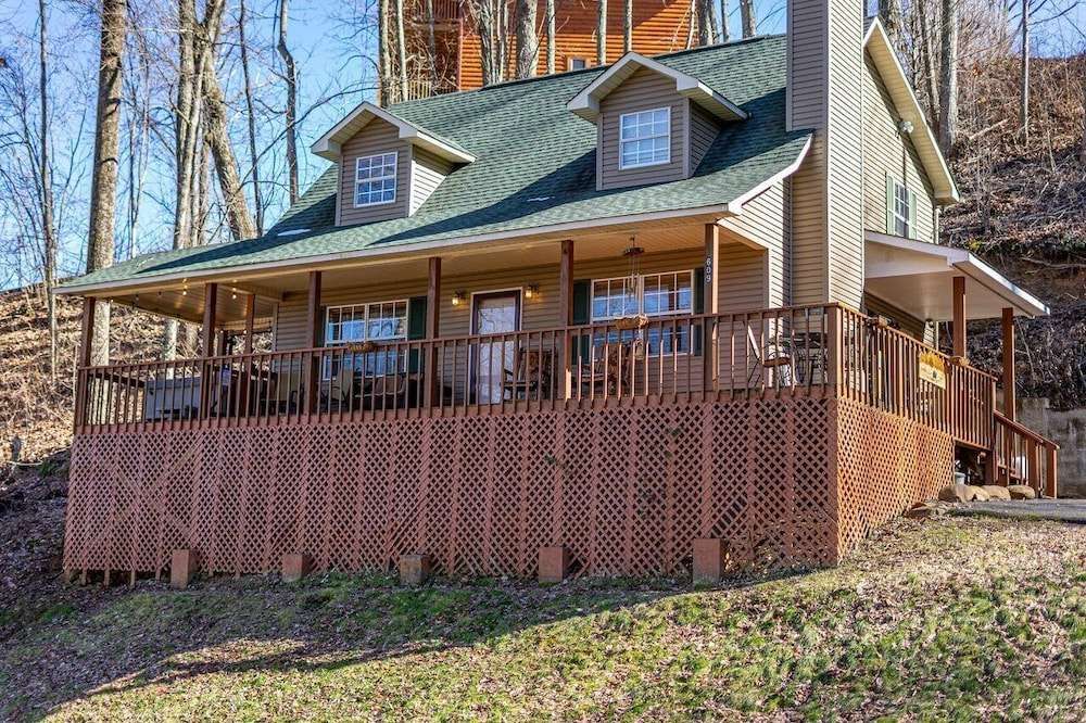 Strollin’ Bear in Gatlinburg, United States