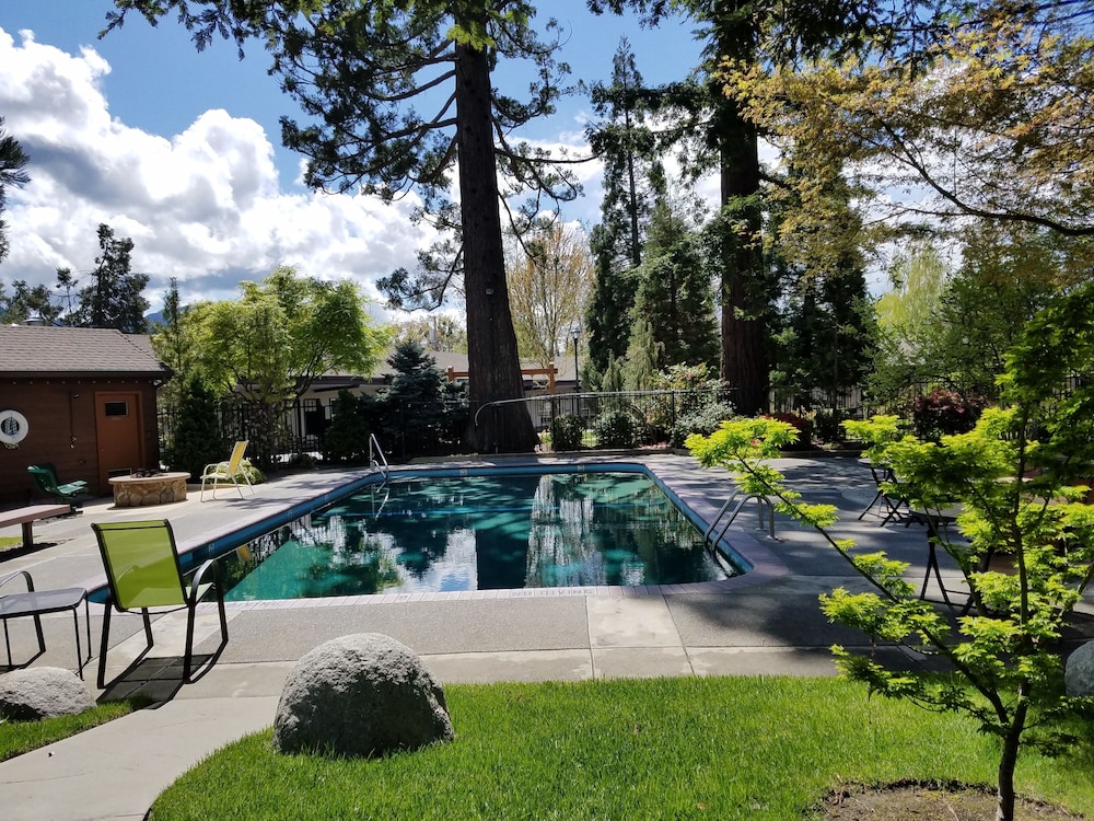 Redwood Garden Inn - photo 12