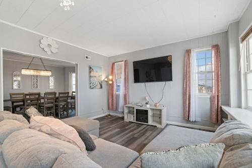 Escape to Raleigh Ave Glamour Steps to the Beach in Atlantic City, United States