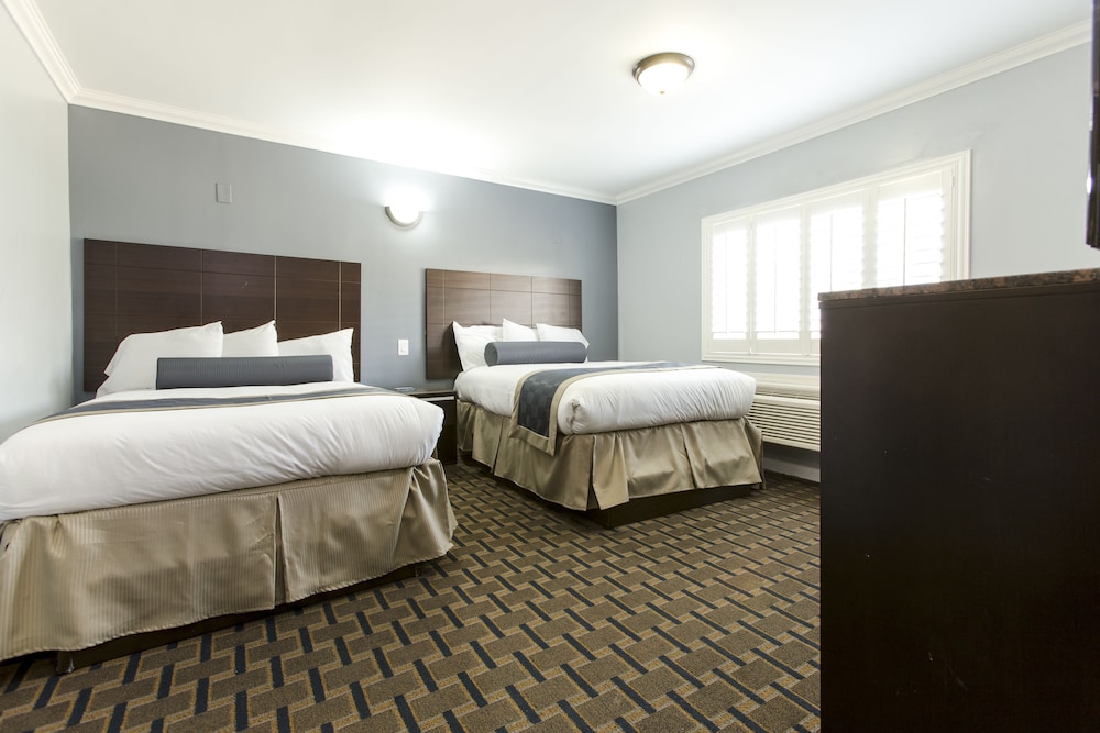 Hollywood Palms Inn and Suites - photo 2