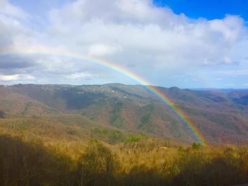 Hangin’ Out — Blowing Rock — photo 3